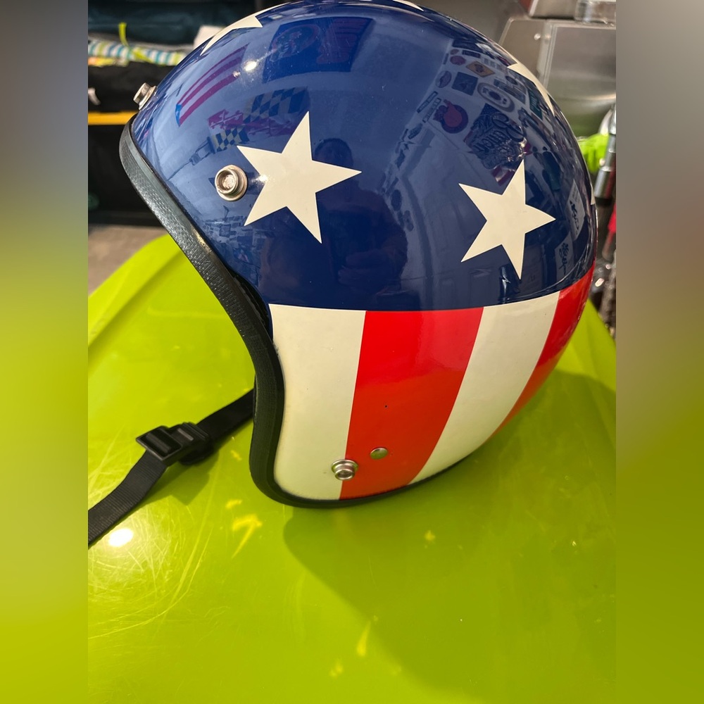Captain America Helmet - Picture 2 of 9